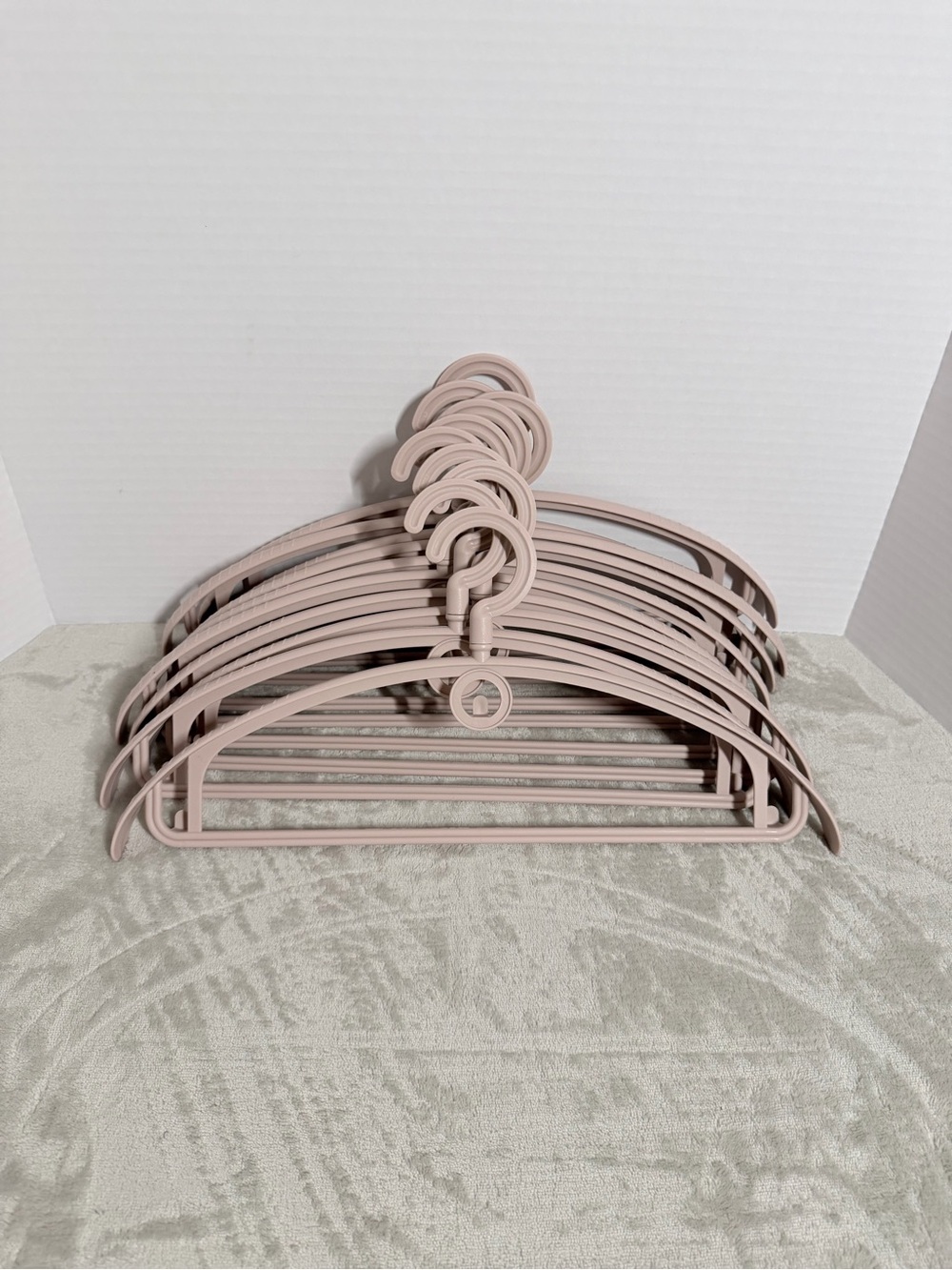 Universal Women's Non-Slip Velvet Hangers - Blush Pink (Set of 10)